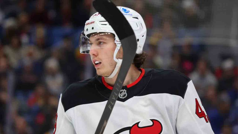 Luke Hughes jätti pelin Calgary Flamesia vastaan loukkaantuneena